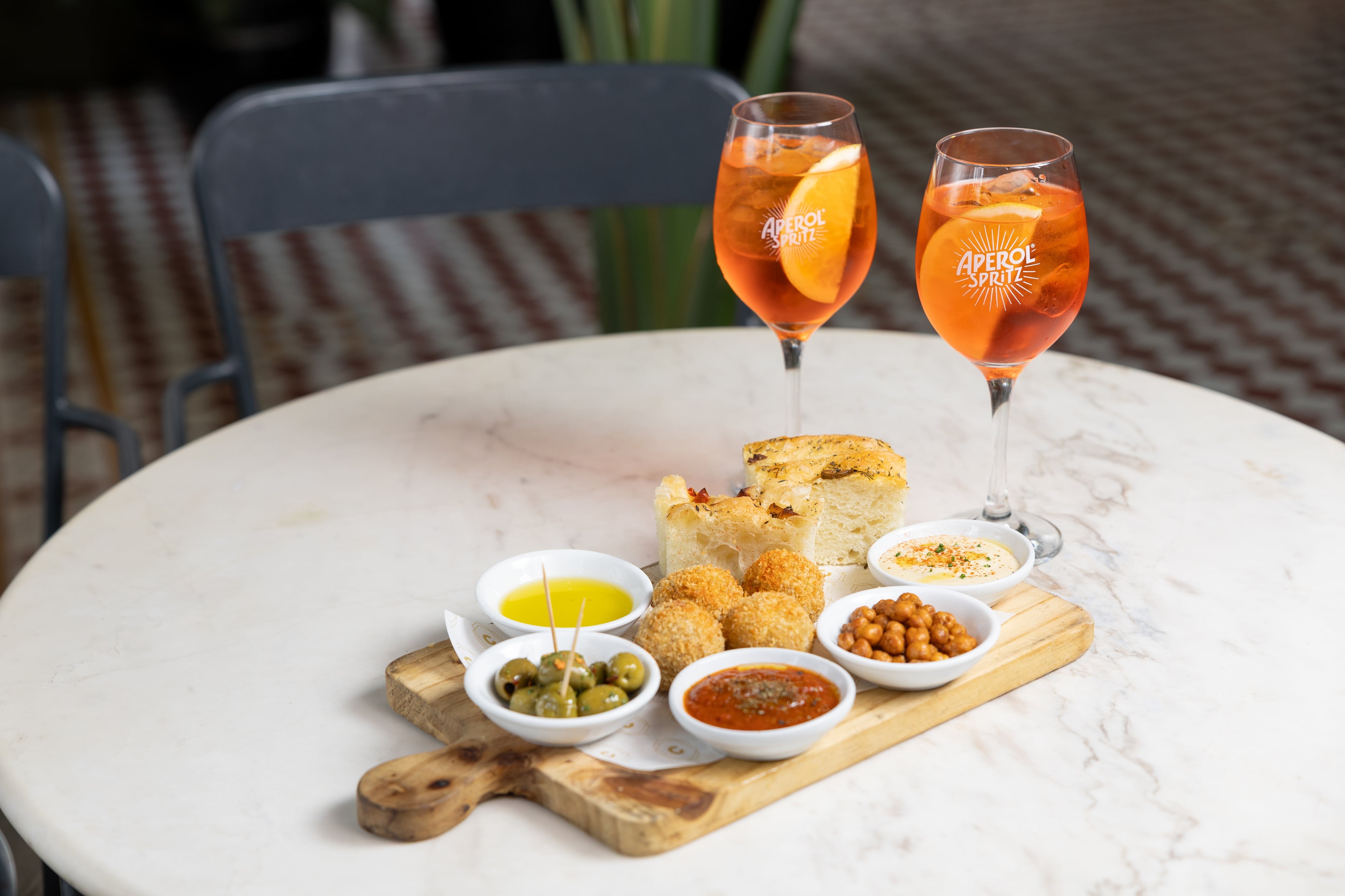 La propuesta gastronómica busca trasladar a la capital peruana la tradición italiana del aperitivo, con cocteles clásicos y bocados mediterráneos para compartir.