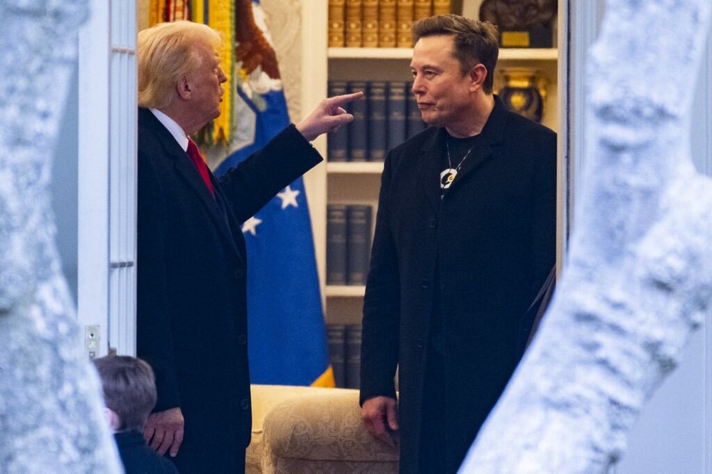 Donald Trump y Elon Musk iniciaron una disputa pública luego de que el dueño de Tesla cuestionara el plan fiscal de Trump. (Foto: AFP/ ROBERTO SCHMIDT)