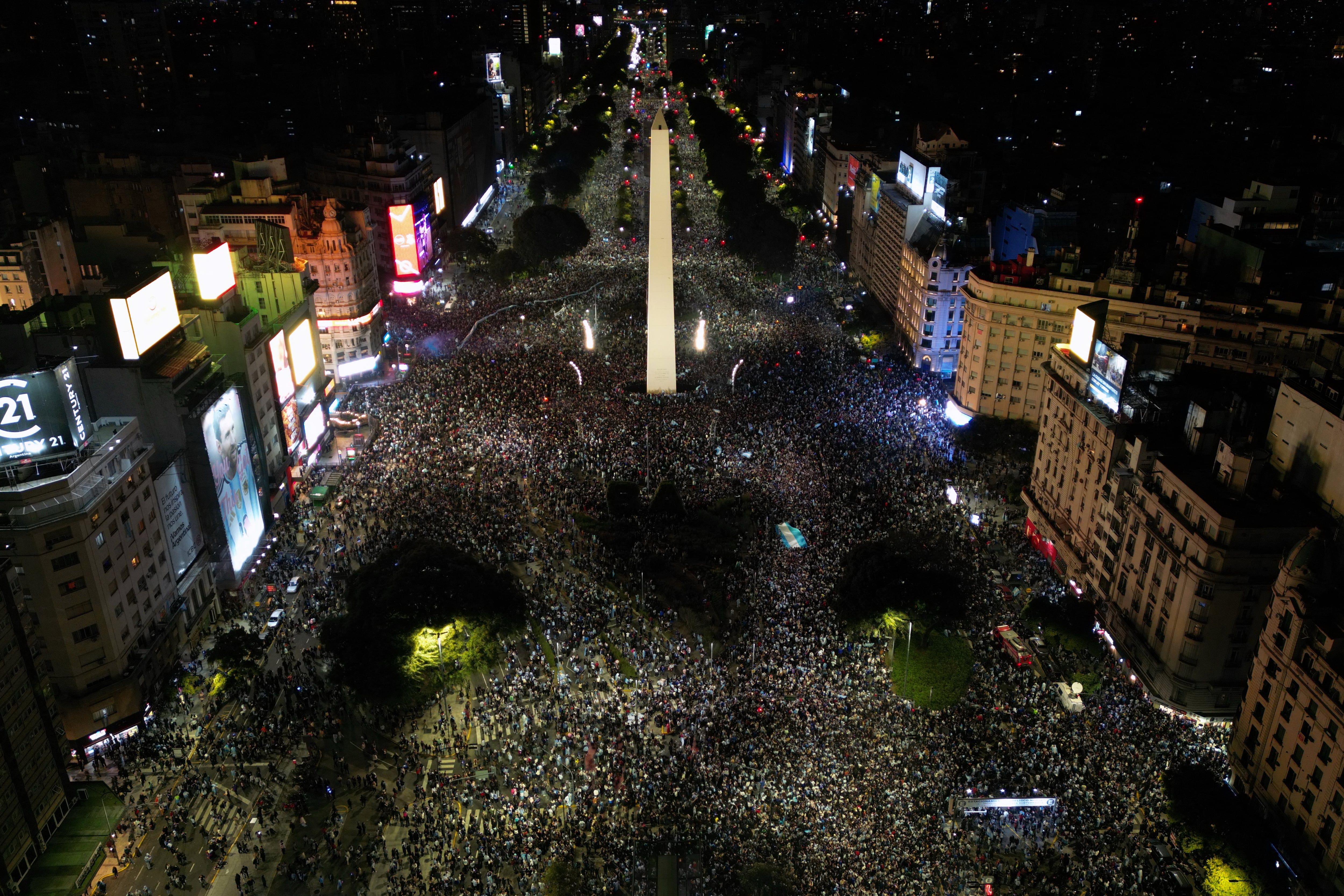Hinchas festejan el pase de Argentina a la final del Mundial 2026. (Photo by Luis ROBAYO / AFP)