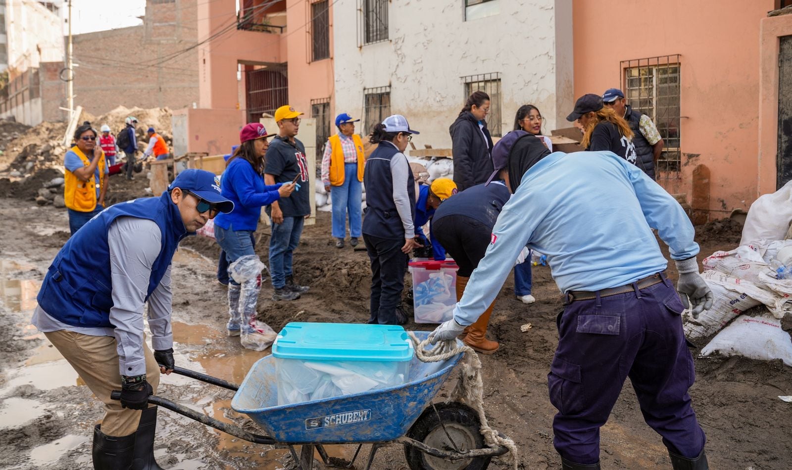 Trabajadores municipales, vecinos y voluntarios ayudan a remover los escombros en Arequipa (Foto: MPA)