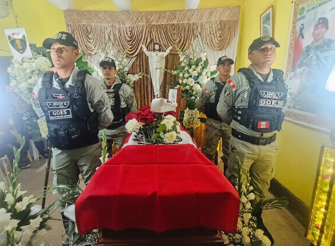 Compañeros de Chapoñán Acosta le dieron honores.