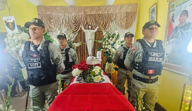 Compañeros de Chapoñán Acosta le dieron honores.