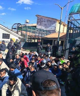 Puno: Trasladan a 145 internos del penal de Juliaca como parte del plan de reordenamiento en cárceles