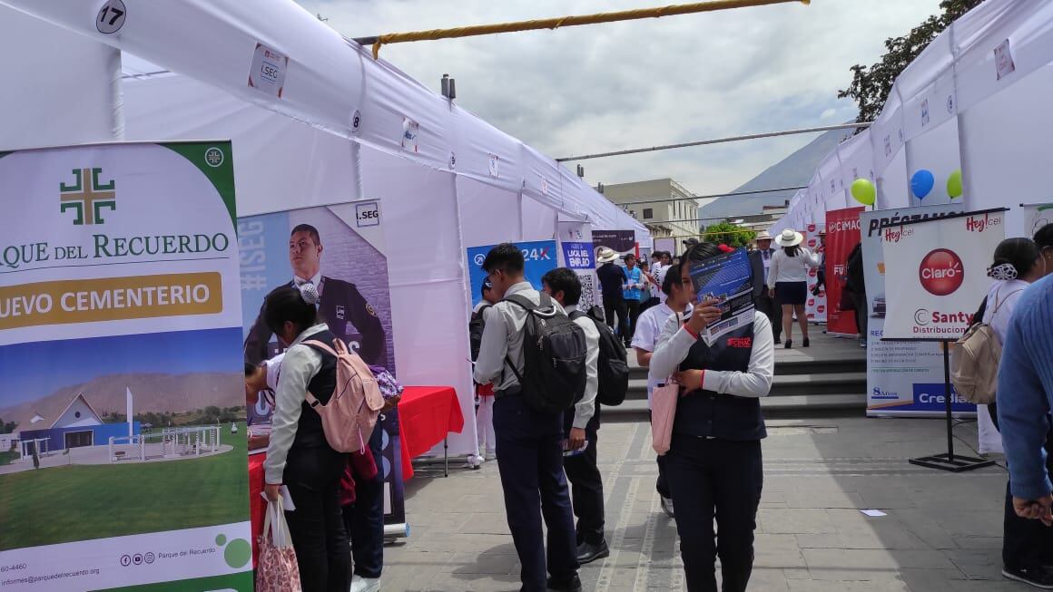 Oferta laboral en feria de la plaza España. (Foto: GEC)