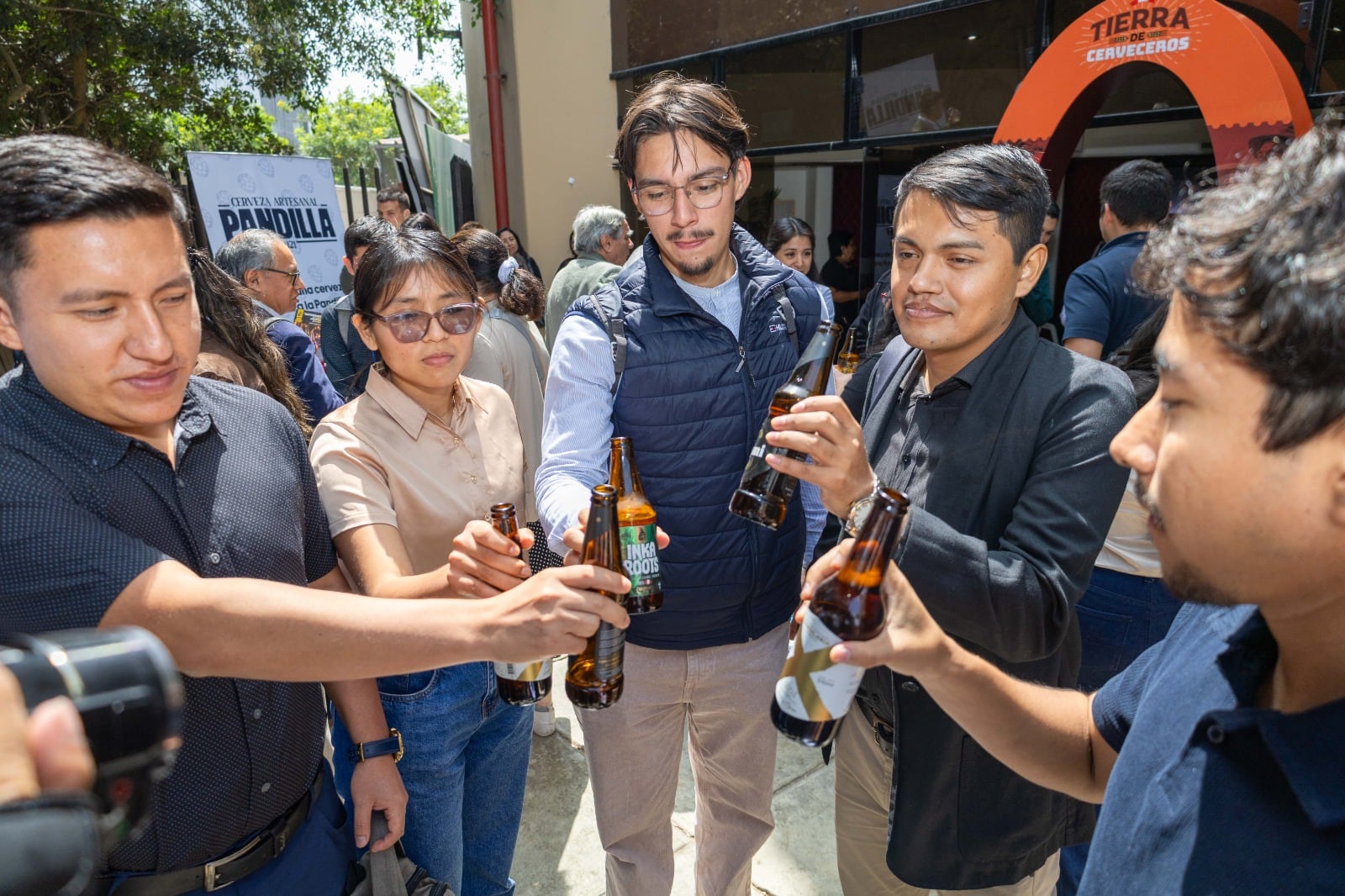 La cerveza no solo mueve producción industrial. Su cadena alcanza restaurantes, hoteles, bares, bodegas, distribuidores y miles de pequeños negocios en distintas regiones del país.