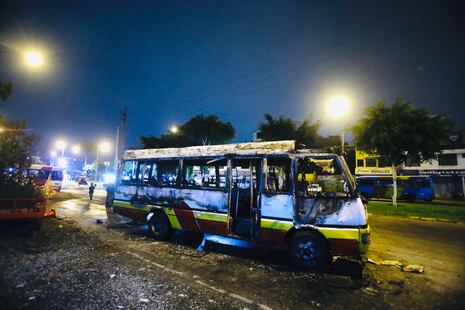 Callao: Delincuentes prendieron fuego a una cúster de transporte público
