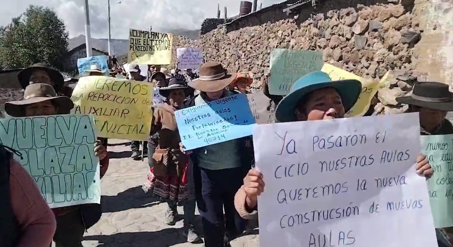 Padres de los escolares protestaron y solicitaron aulas prefabricadas a la Gerencia de Educación