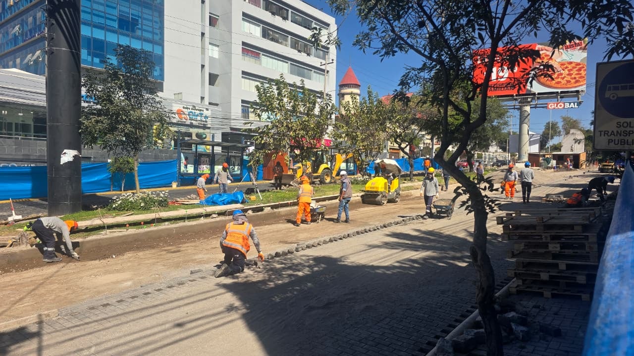 Cambio de adoquines de piedra por concreto en la primera cuadra de la Av. Ejército en Yanahuara (Foto: Yunsu Pariapaza/@photo.gec)