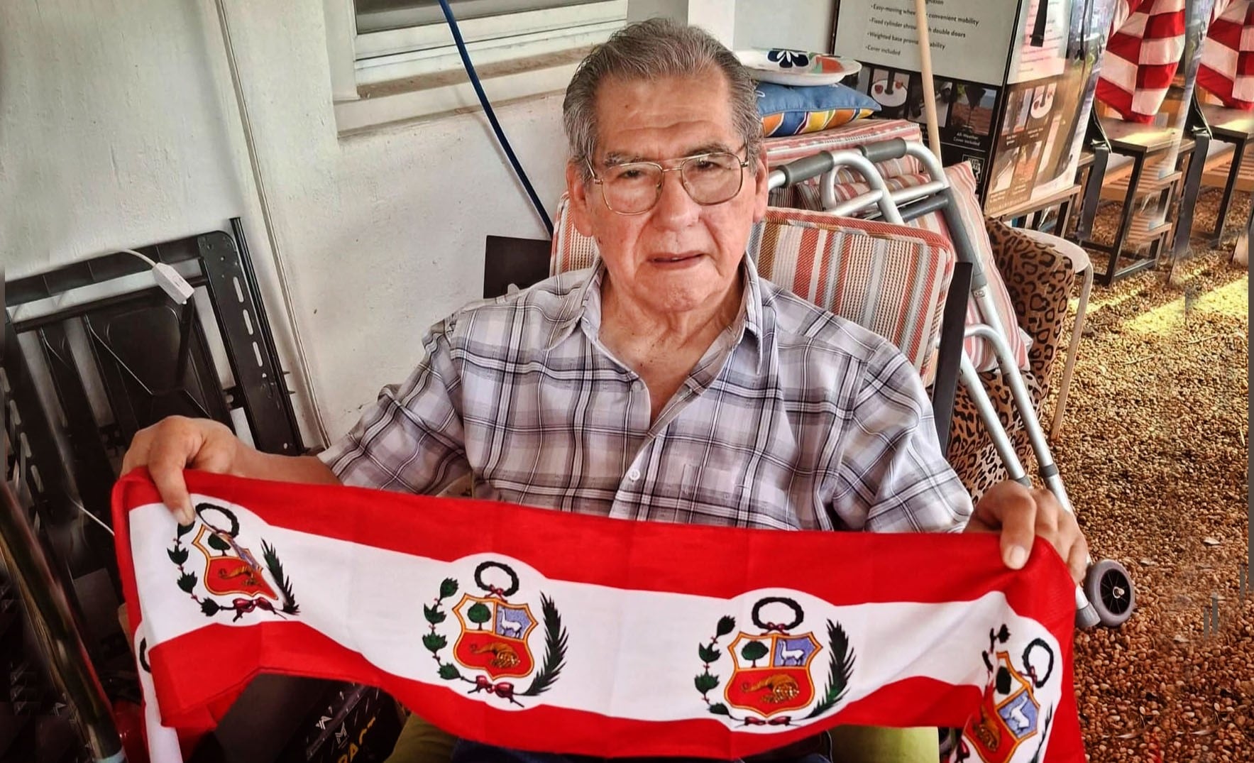 Fue un eximio guitarrista ex integrante de la banda Santa Cecilia de Catacaos.