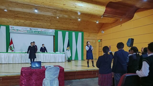 Escolares de Huancayo: “Congresistas traicionan la confianza del pueblo”