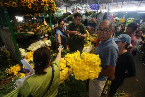 Año Nuevo 2026: Personas acuden a comprar flores amarillas en el mercado de Piedra Liza (FOTOS)