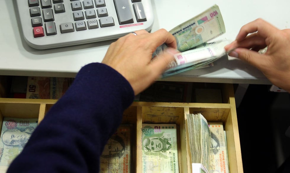 Los emprendedores apuestan por los créditos grupales y les está permitiendo insertarse y reinsertarse en el sistema financiero. (Foto: Andina).