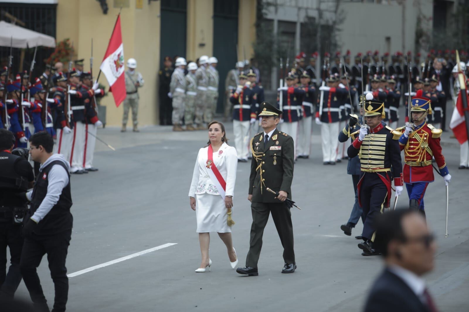 La presidenta Boluarte dirigiéndose al Congreso para dar el esperado mensaje a la Nación. Foto: Anthony Niño de Guzmán/@photo.gec