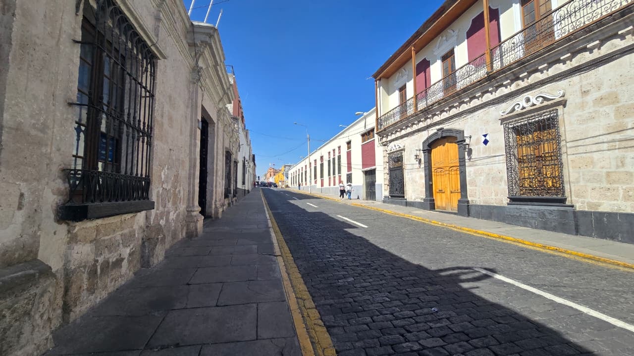 Tercera cuadra de la calle Moral, en el Cercado de Arequipa. (Foto: Yunsu Pariapaza/@photo.gec)