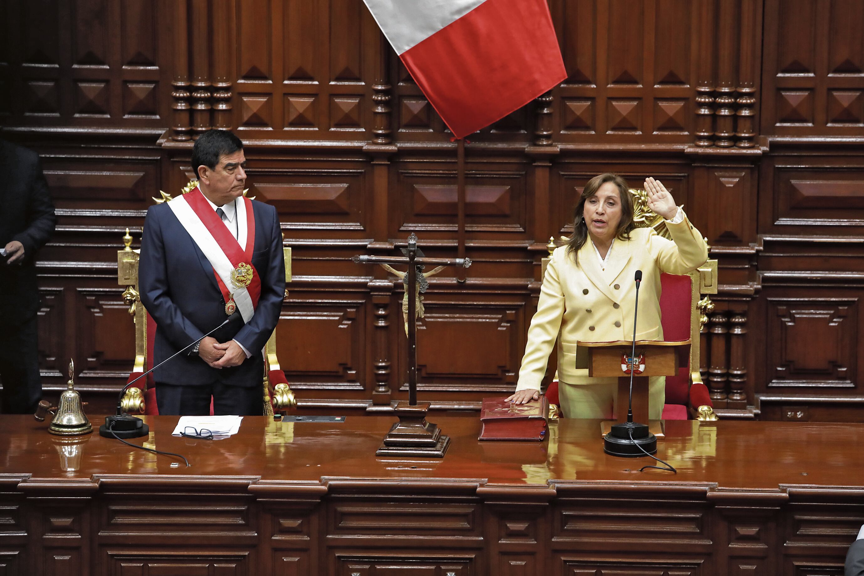 La entonces vicepresidenta Dina Boluarte juramenta como dignataria, en el Congreso de la República, el siete de diciembre del 2022. (Britanie Arroyo/@photo.gec)