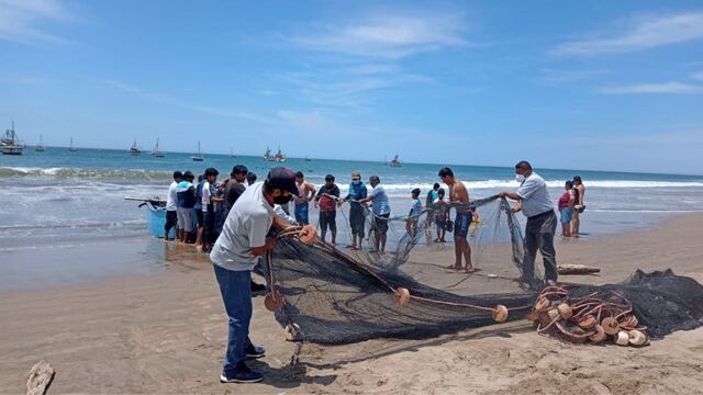 Piura: Con red de pescar buscan cadáver de joven desaparecido en playa Chulliyachi
