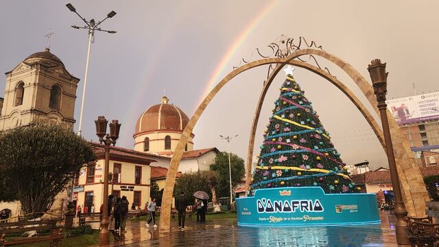 Encienden árbol en la Plaza de la Constitución dando inicio a la Navidad en Huancayo