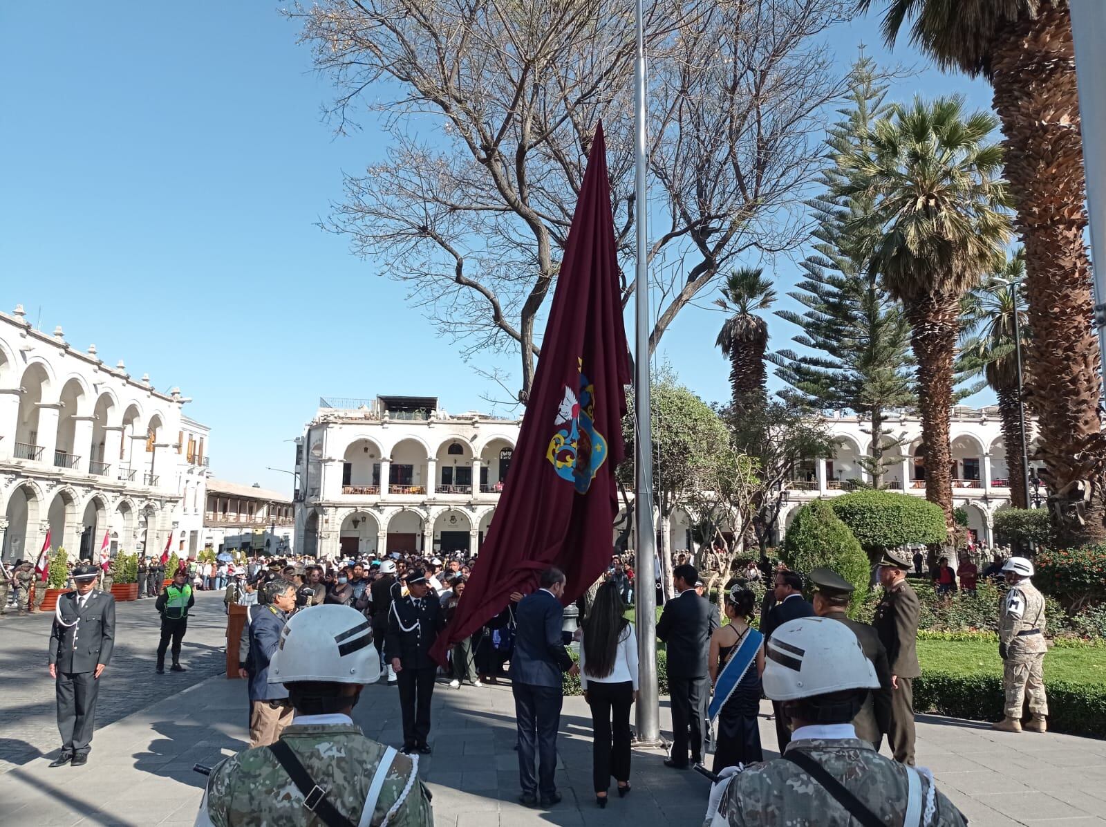 Previo al desfile se realizó el izamiento del Pabellón Nacional y bandera de Arequipa. (Foto: Yorch Huamaní)