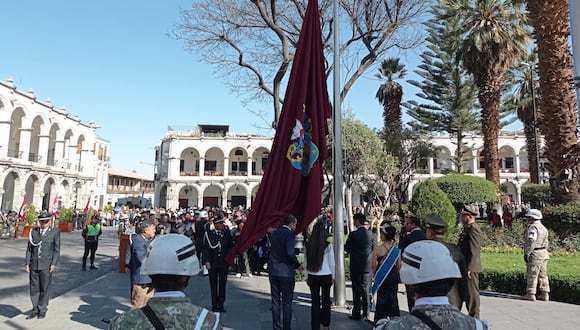 Previo al desfile se realizó el izamiento del Pabellón Nacional y bandera de Arequipa. (Foto: Yorch Huamaní)