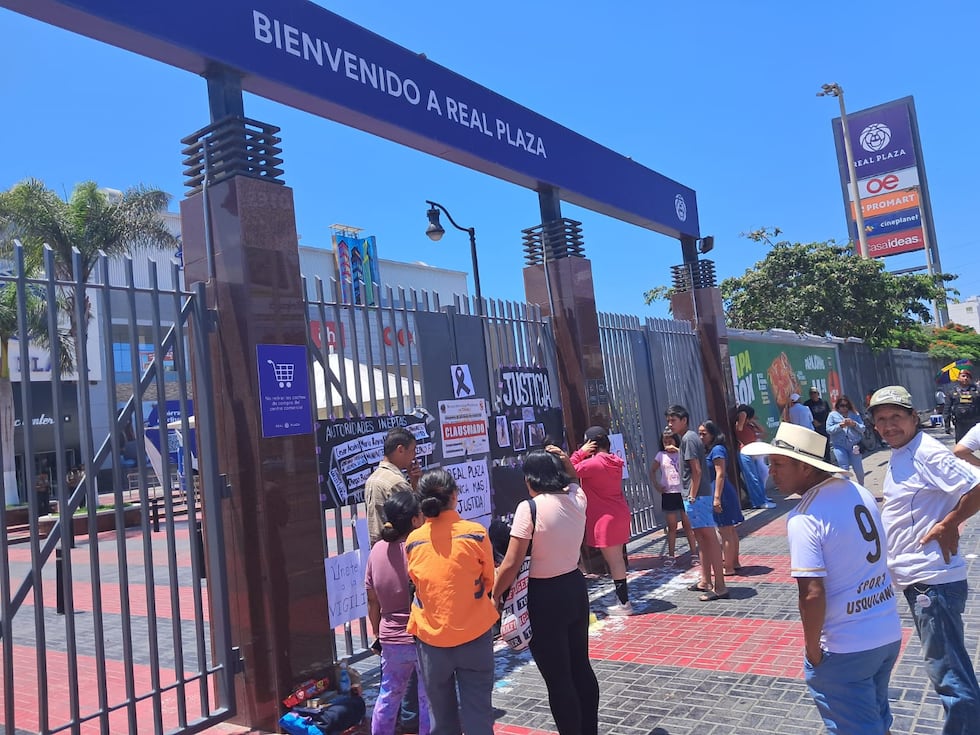 Trujillanos llegan para pedir justicia por fallecidos y heridos en accidente en el patio de comidas de Real Plaza Trujillo.