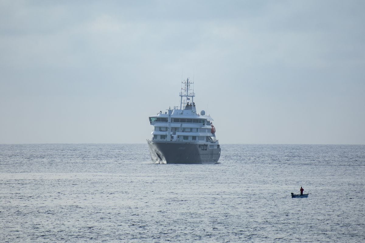 El barco con 147 personas a bordo no ha recibido autorización para atracar. España espera datos epidemiológicos antes de decidir. (Photo by AFP)