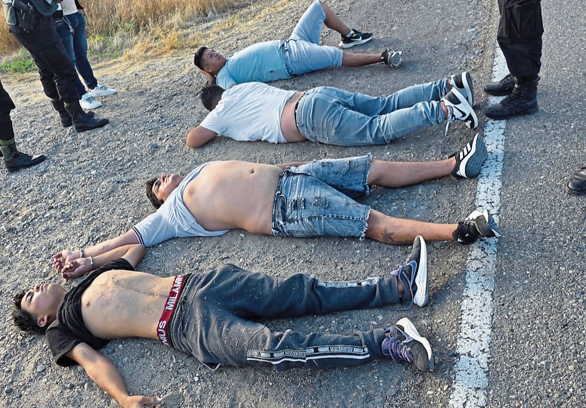 Los agentes los detuvieron en un vehículo, luego que habrían participado en el intento de asesinato contra un hombre que lo dejaron herido