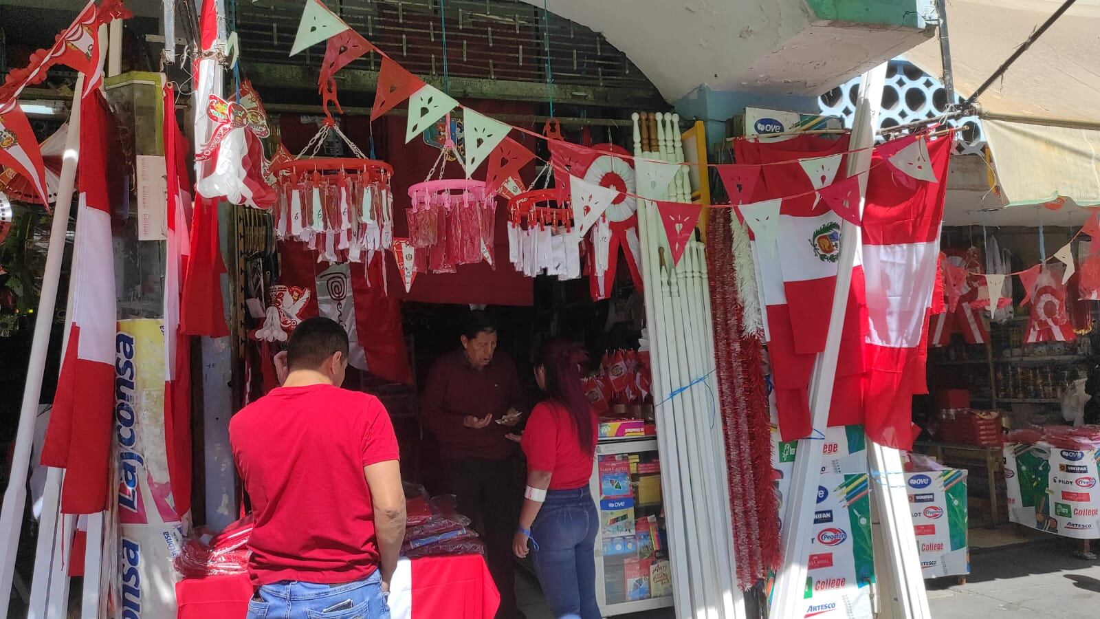 Venta de banderas en Arequipa. Foto: GEC