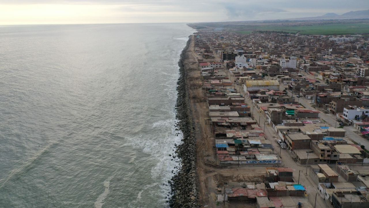 El presidente del Consejo Regional de La Libertad, Ever Cadenillas, asegura que esta semana se debe dar la buena pro del proyecto que busca intervenir en playas trujillanas. En tanto, Manuel Soto, presidente de Comisión Especializada del Borde Costero, indicó que el congresista Carlos Alva lideró reunión con grupo opositor.