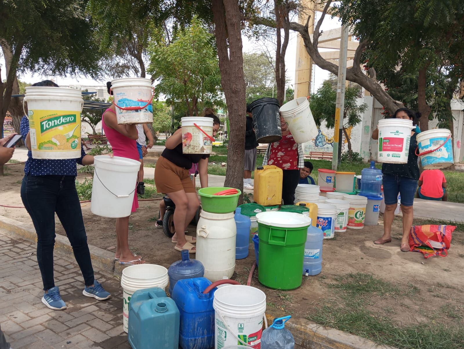 La población tiene que levantarse desde la madrugada para formar sus colas y recoger un poco de agua. Buscan las zonas más bajas para cavar y sacar el líquido elemento. El director de OTASS asegura que la EPS Grau llegará hasta el último rincón para abastecer a las familias del recurso hídrico, pero eso no se está cumpliendo actualmente