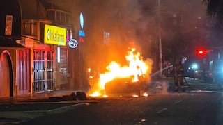 Trujillo: Automóvil arde en llamas y causa pánico entre transeúntes (VIDEO)