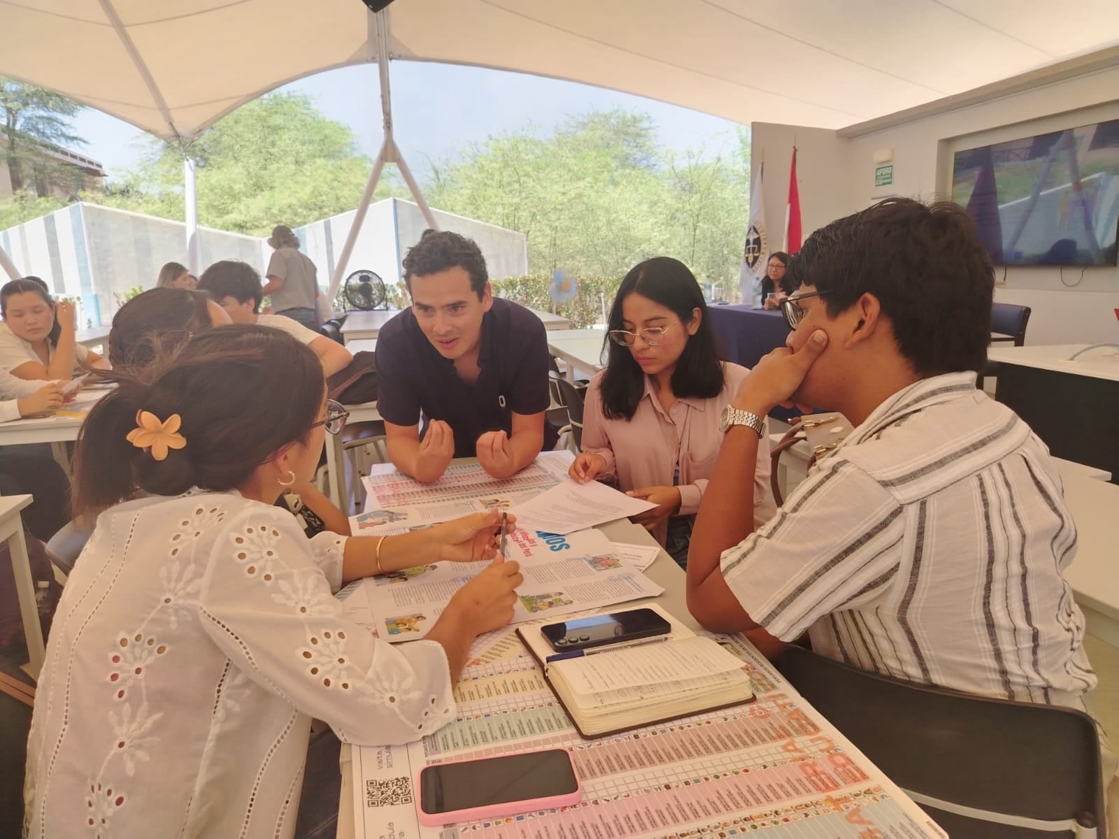 Jóvenes participan de taller