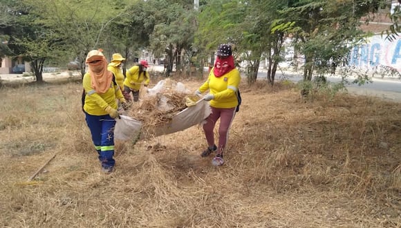 Obreros de limpieza pública recogen residuos sólidos de diferentes puntos de la ciudad
