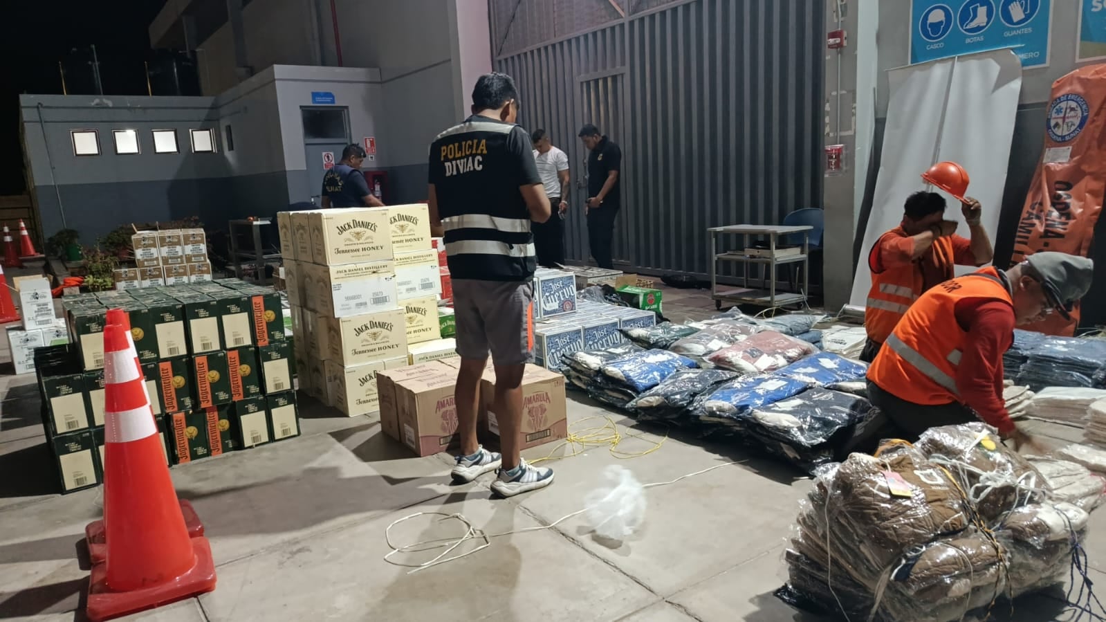 Cajas con licores y prendas de vestir importadas, tras la incautación hacen el conteo