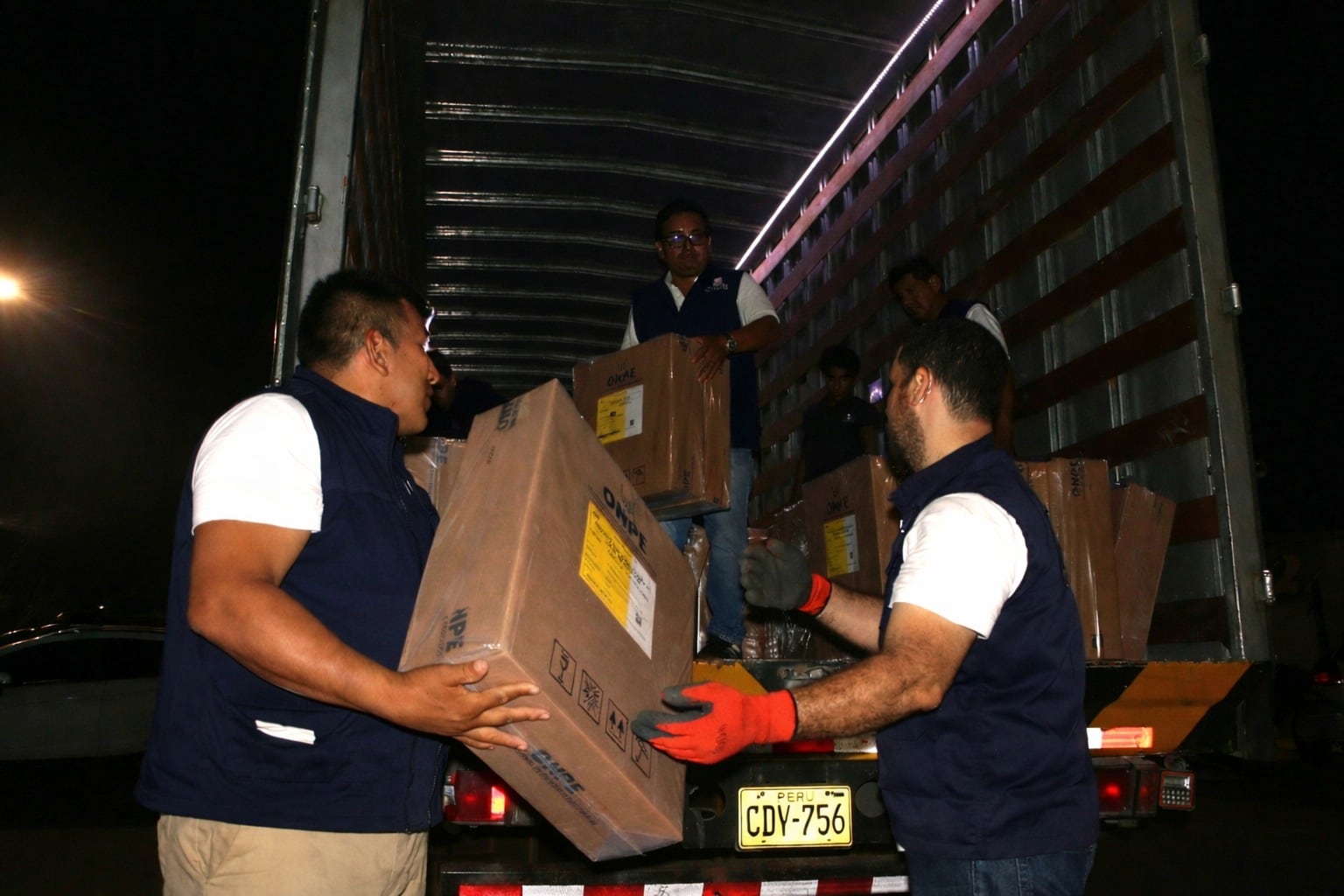 Llegada de material electoral para los comicios del próximo 12 de abril