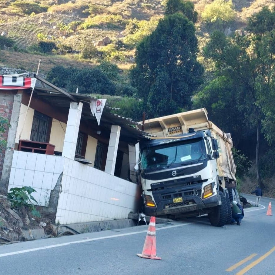 En circunstancias que son materia de investigación el conductor perdió el control del vehículo. Afortunadamente ningún ocupante de la casa resultó herido. Foto: Trujillo Proyectos.