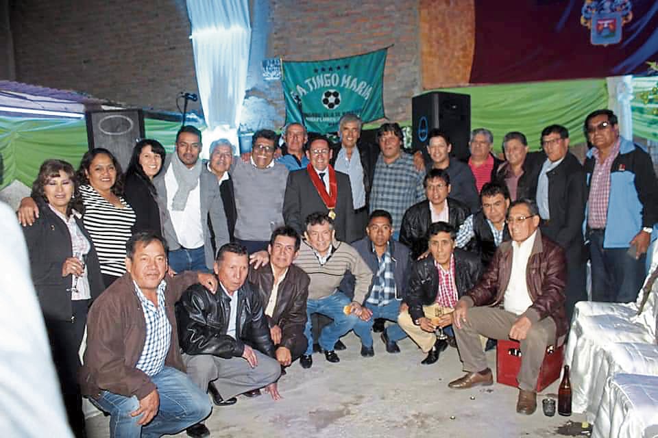 Reunión de directivos e integrantes de Tingo María, equipo de barrio de Miraflores, en Arequipa. Foto: GEC.