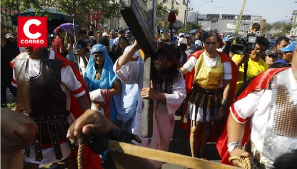 Mario Valencia cargó una pesada cruz para vivir en carne propia el vía crucis de Jesucristo. (Fotos: Julio Reaño/@photo.gec)