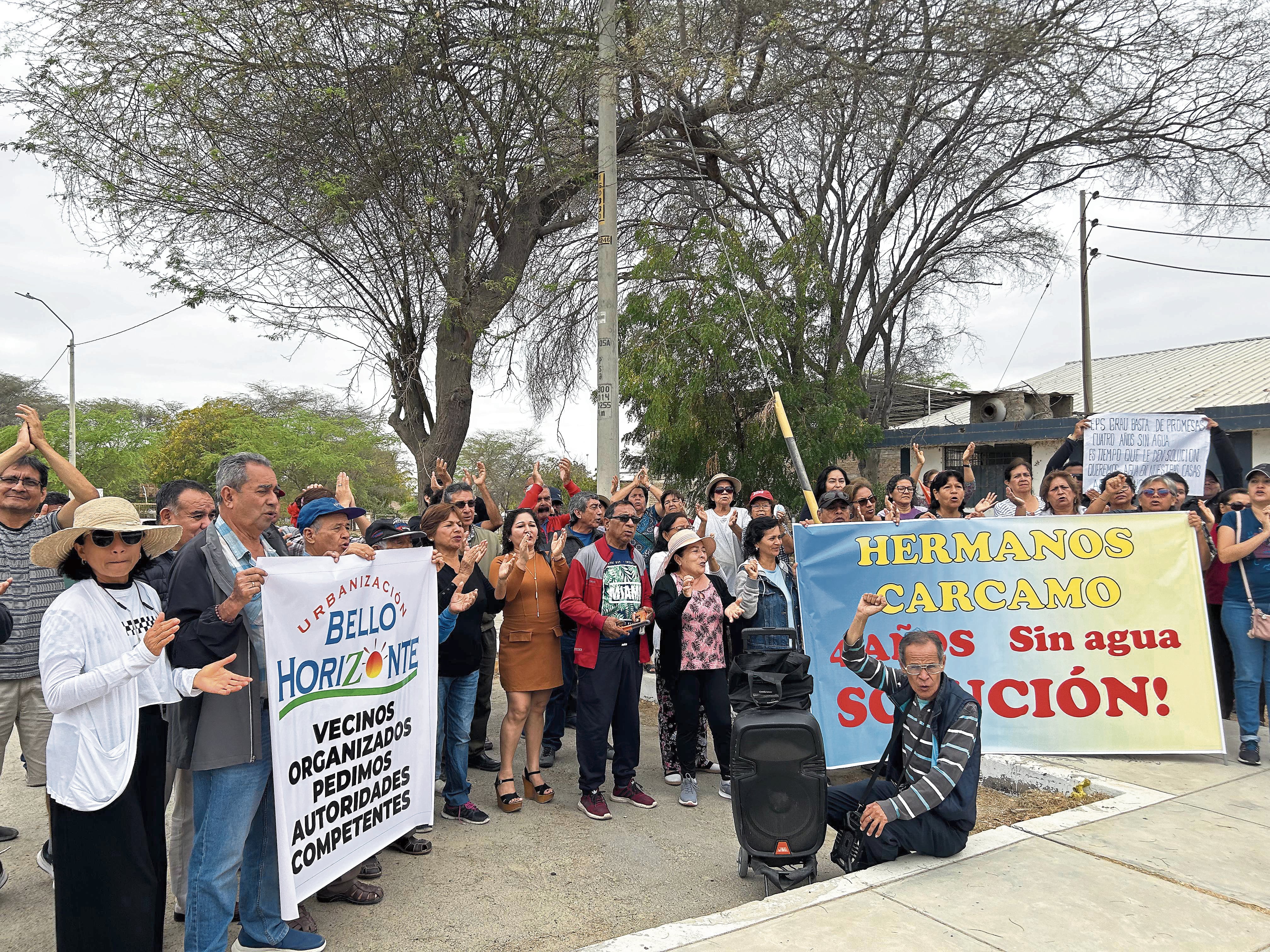 Los vecinos afectados denuncian que el agua que les lleva la EPS Grau a través de cisternas no es apta para consumo humano, ya que es turbia, amarilla y con sedimentos