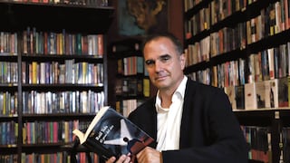 Raúl Tola, escritor: “La literatura llega a la verdad a través de la mentira” (Entrevista)
