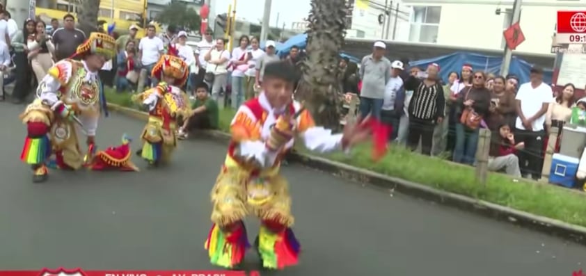 El adolescente, conocido por el popular video de “¡Eso, Tilín!”, fue visto junto a un grupo de danzantes de tijeras durante la celebración por Fiestas Patrias. FOTO: AMÉRICA NOTICIAS.