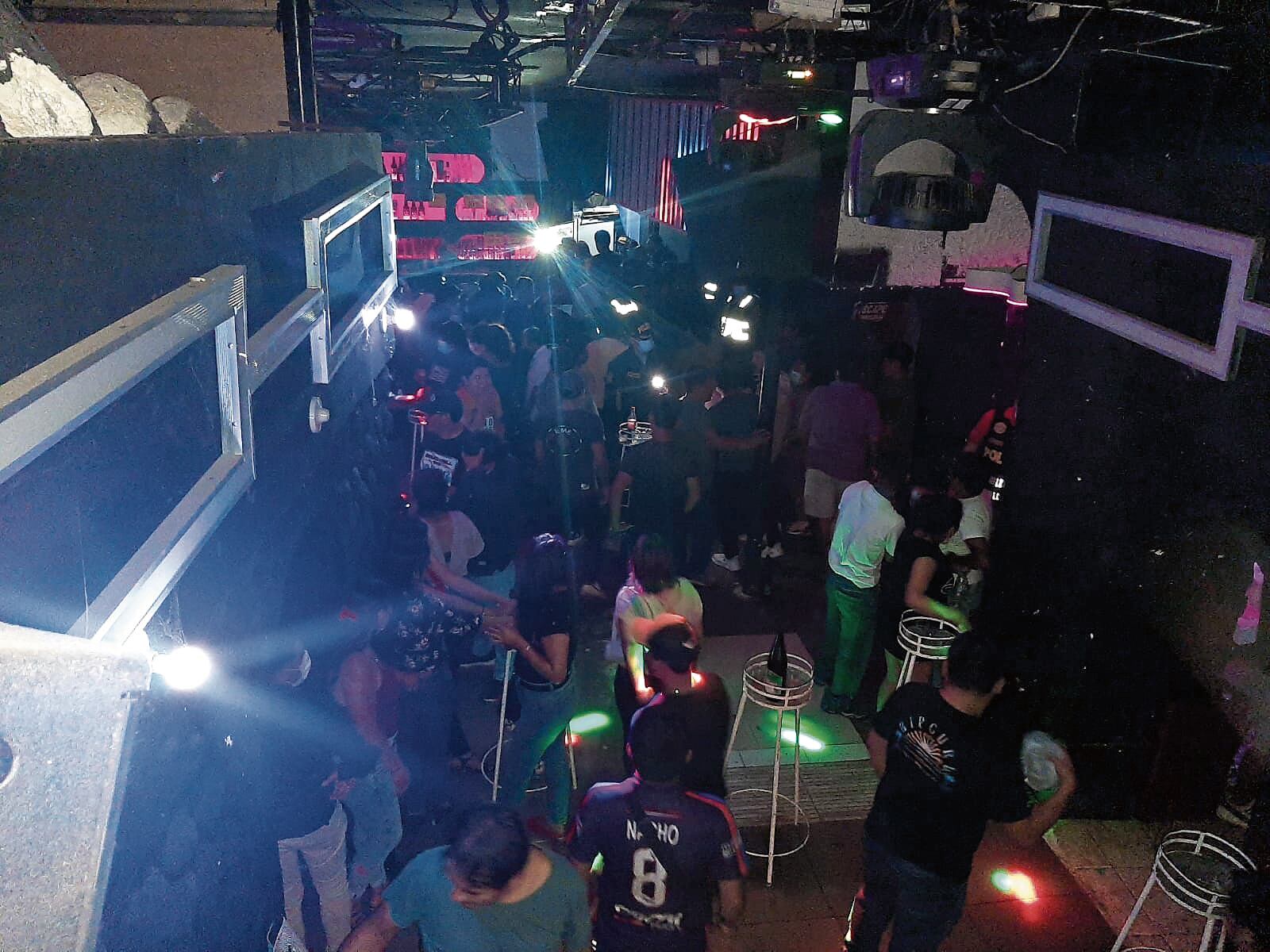 Autoridades alertaron que este tipo de eventos, en donde menores entre los 14 y 17 años toman alcohol, se drogan y realizan juegos sexuales, habrían regresado a Trujillo. Durante un operativo intervinieron una discoteca en donde se realizaban estos shows, por lo que se pide que padres de familia estén atentos a sus hijos.