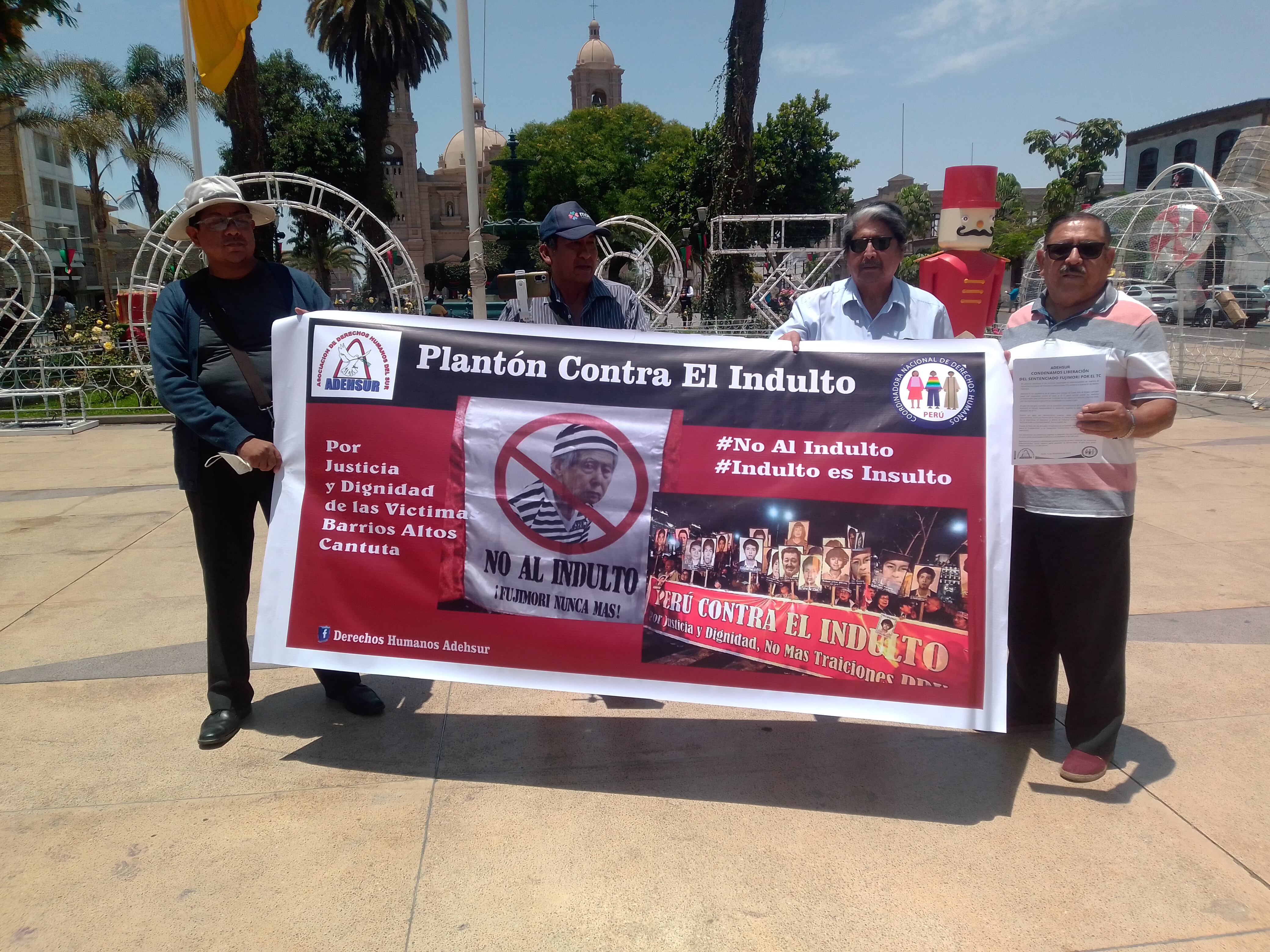 Miembros de Adhesur realizaron un "plantón" en el Centro Cívico de Tacna. (Foto: Adrian Apaza)