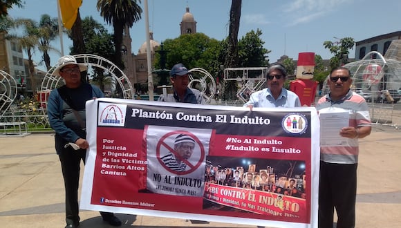Miembros de Adhesur realizaron un "plantón" en el Centro Cívico de Tacna. (Foto: Adrian Apaza)