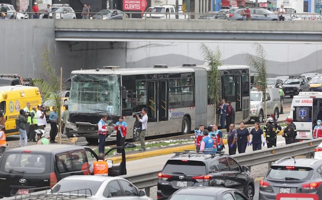 Triple choque en el Metropolitano deja al menos 40 heridos en Miraflores (Fotos: Violeta Ayasta/GEC)