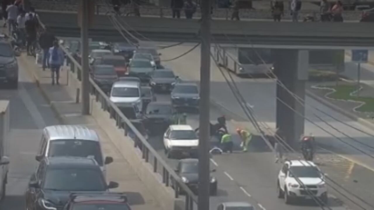 Cayó de una altura de 15 metros y quedó en medio de la Vía Expresa. Aunque fue auxiliada y llevada de emergencia no sobrevivió.