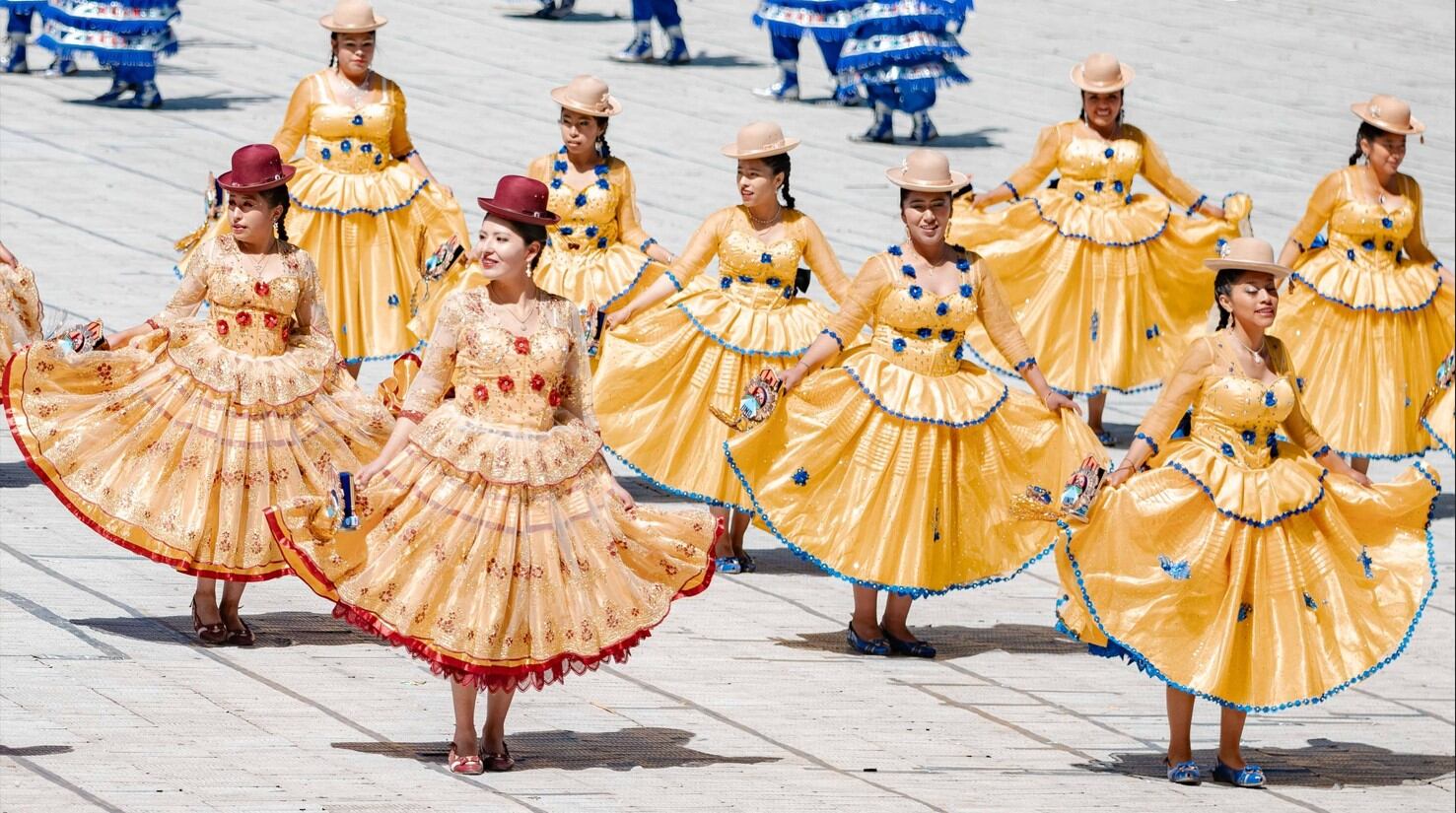 Bellas universitarias lucen vistosos trajes en el concurso realizado en el estadio de la UNA Puno. Foto/Radio Onda Azul.