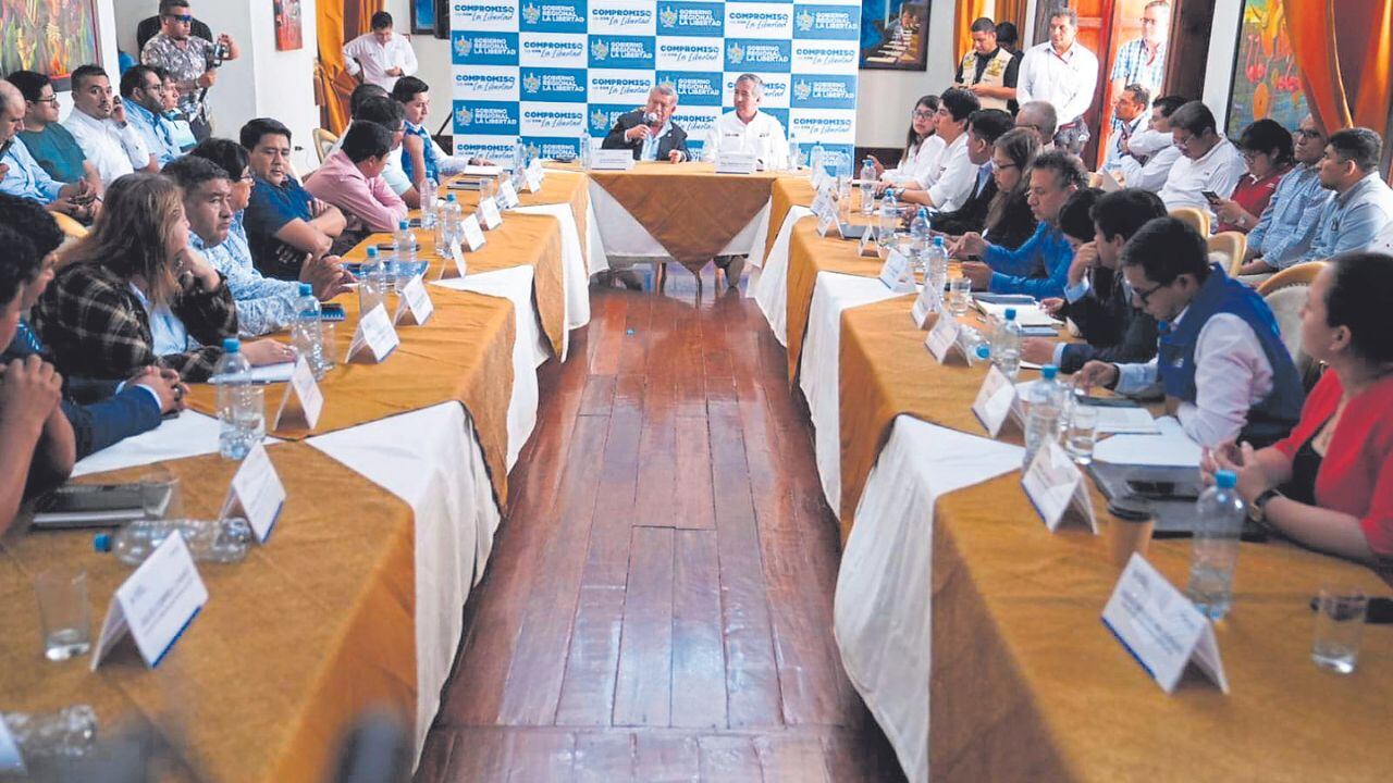 En reunión con el ministro de Transportes, Raúl Pérez Reyes, solicitaron en coro que les den las unidades ejecutoras y así invertir en mejorar las vías en el ande.