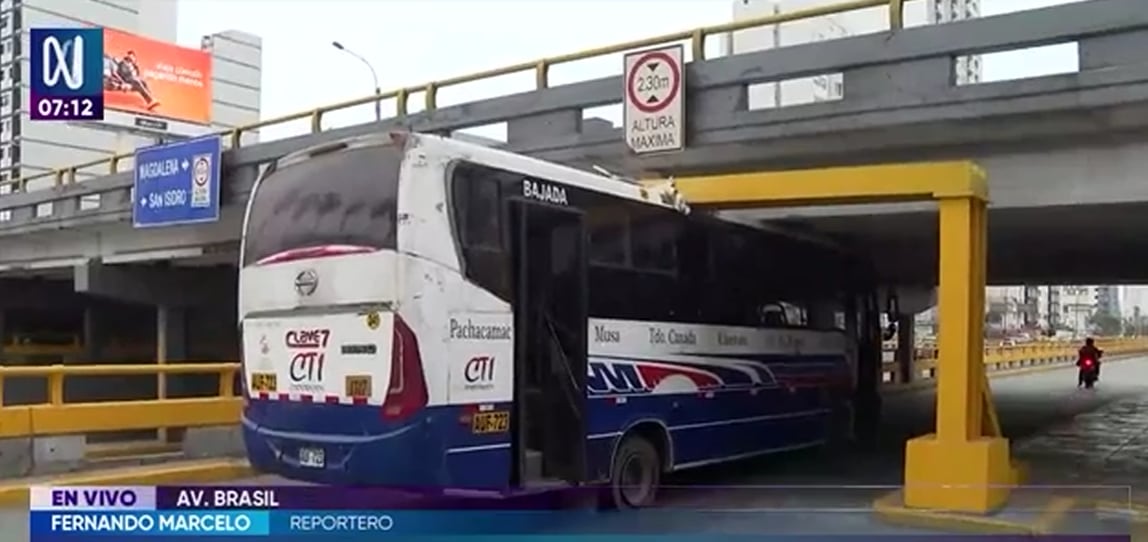 Bus queda empotrado bajo puente en Magdalena del Mar tras ingresar por vía auxiliar