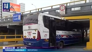 Bus queda empotrado bajo puente en Magdalena del Mar tras ingresar por vía auxiliar