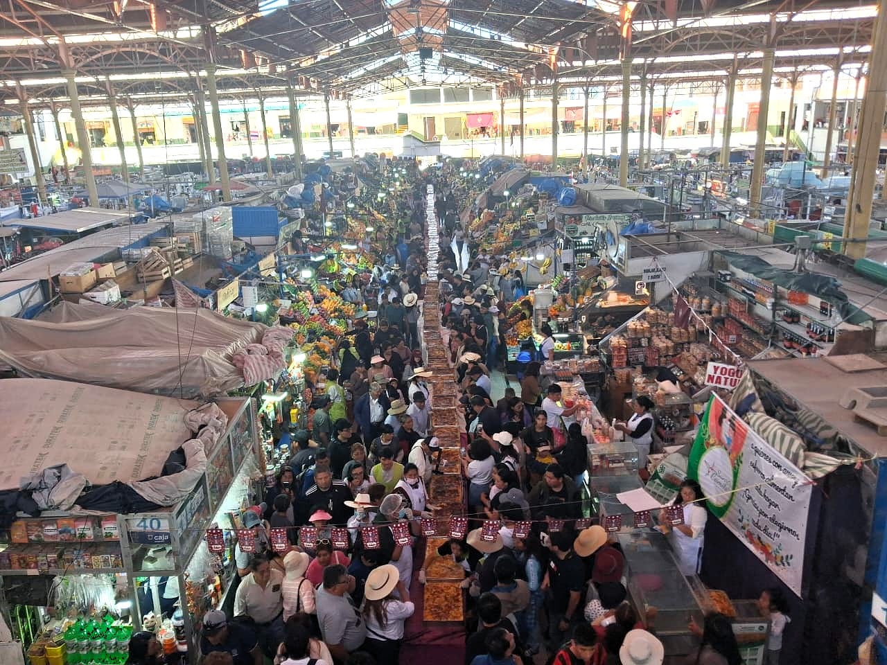 Pastel de papa gigante en el mercado San Camilo, en Arequipa. (Foto: Flor Barrios/@photo.gec)